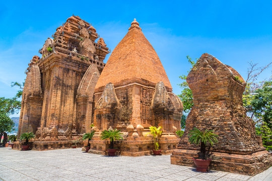 NHA TRANG – DU NGOẠN ĐẢO – VINPEARL LAND – CHÙA LONG SƠN – NHÀ YẾN – THÁP BÀ PONAGAR – SUỐI KHOÁNG